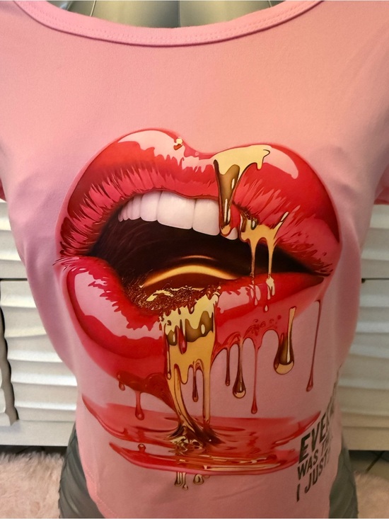 Tops - 💋Pink Graphic Lip Drip 💋Crop Tee